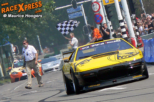 DSC-organisator Dick van Elk had zijn Lotus Esprit V8 van stal gehaald